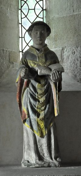 Statue d'un prêtre en chasuble