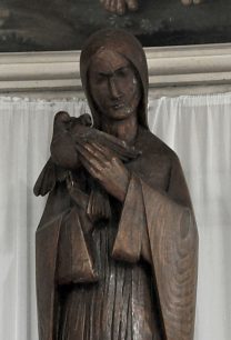 Statue en bois d'une sainte avec une colombe