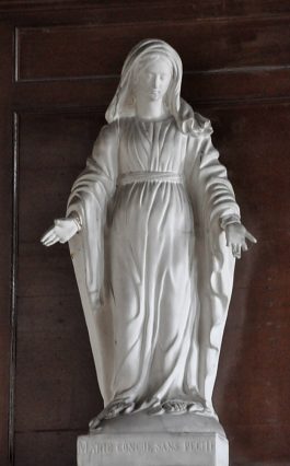 Statue de la Vierge dans le retable du bas-côté gauche 