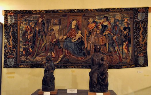 Tapisserie de l'Adoration des mages (XVe siècle) et statues.