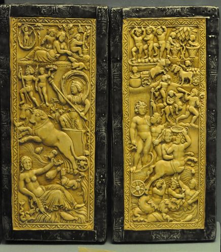 Magnifique plaque en bas–relief dédiée aux dieux romains et demi–dieux.
