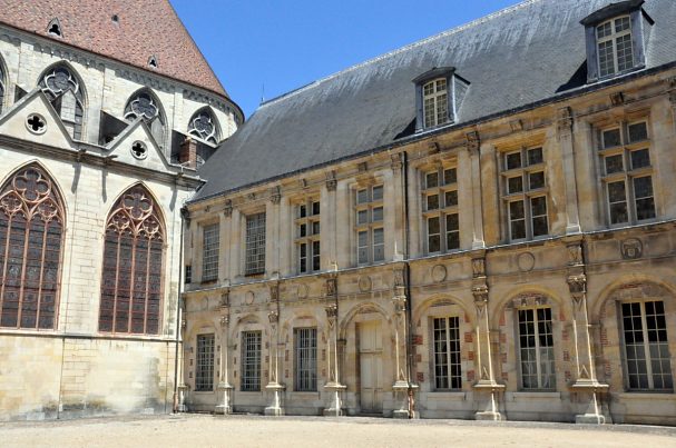 L'aile Henri II du musée de Sens (XVIe siècle) constitue une partie de l'ancien archevêché.