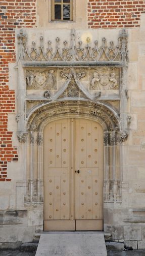 Une porte dans le palais de l'archevêque.