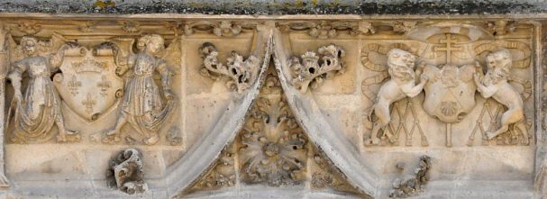 Détail de la décoration Renaissance d'une porte du palais de l'archevêque