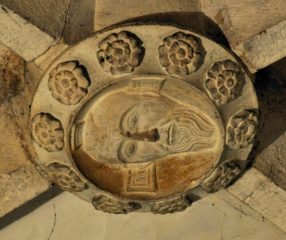 Clé de voûte dans la chapelle des Berzé