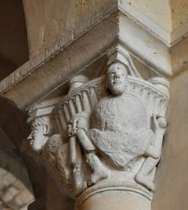 Chapiteau dans la croisée du transept