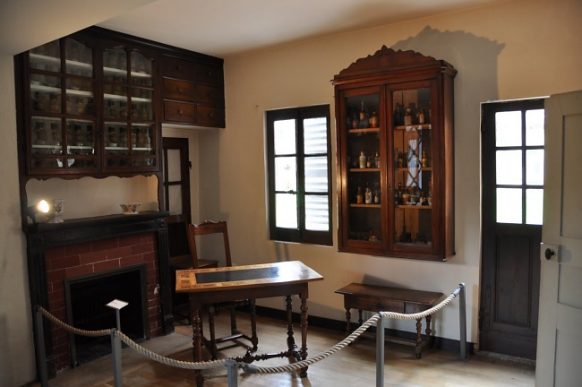 Petite salle avec meubles Petite salle avec meubles