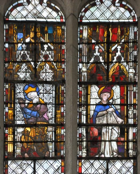 Deux personnages en gros plan dans le vitrail au-dessus, XIIIe siècle
