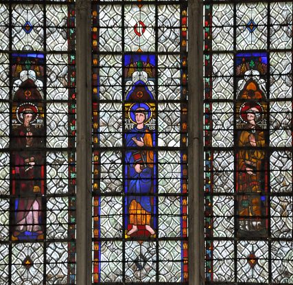 Trois saints dans un vitrail du XIIIe siècle