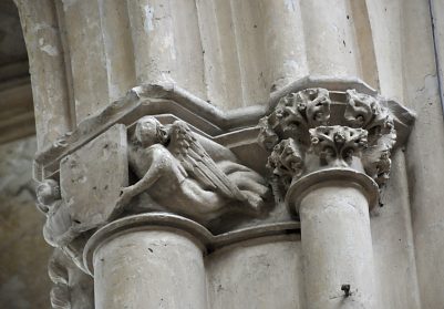 Chapiteau avec deux anges tenant un écusson