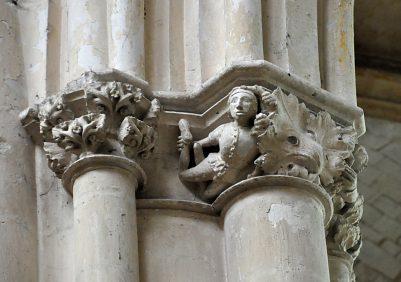 Chapiteau à thème floral avec un personnage et une tête  d'oiseau