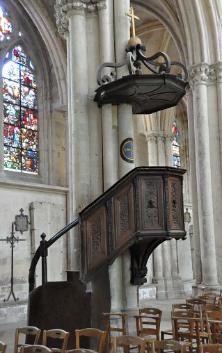 La chaire à prêcher du XVIe siècle est en chêne sculpté.