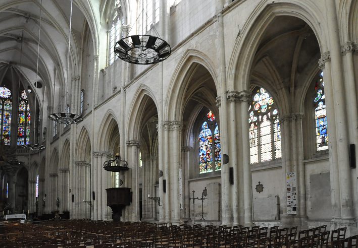 La nef et le bas–côté sud avec sa suite d'arcades embellies de chapiteaux à thèmes floraux