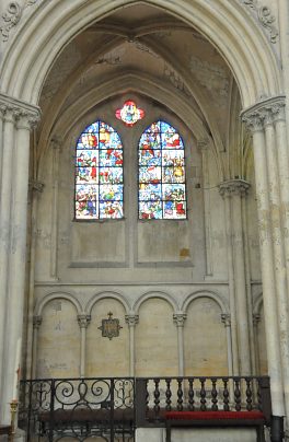 Le vitrail de l'Arbre de Jessé dans un bas-côté  de la nef