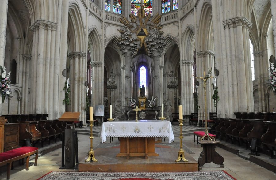 Vue d'ensemble du chœur et de ses piliers fasciculés