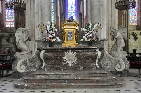 Le maître-autel est en marbre (fin du XVIIIe siècle)