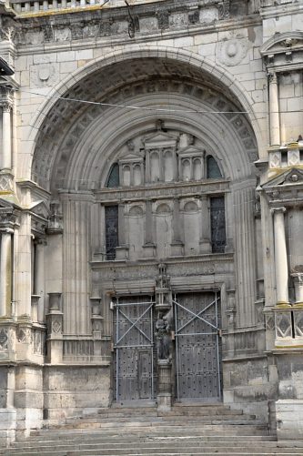 Le portail central de la façade