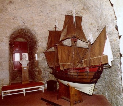 Une salle du musée avec la maquette de la nef «La Cordelière»