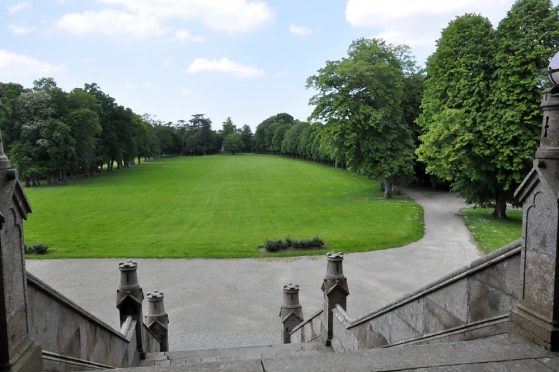 Le parc devant l'escalier monumental de la façade nord