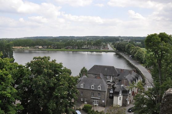 Le lac de Combourg (au sud-est) vu depuis le château.