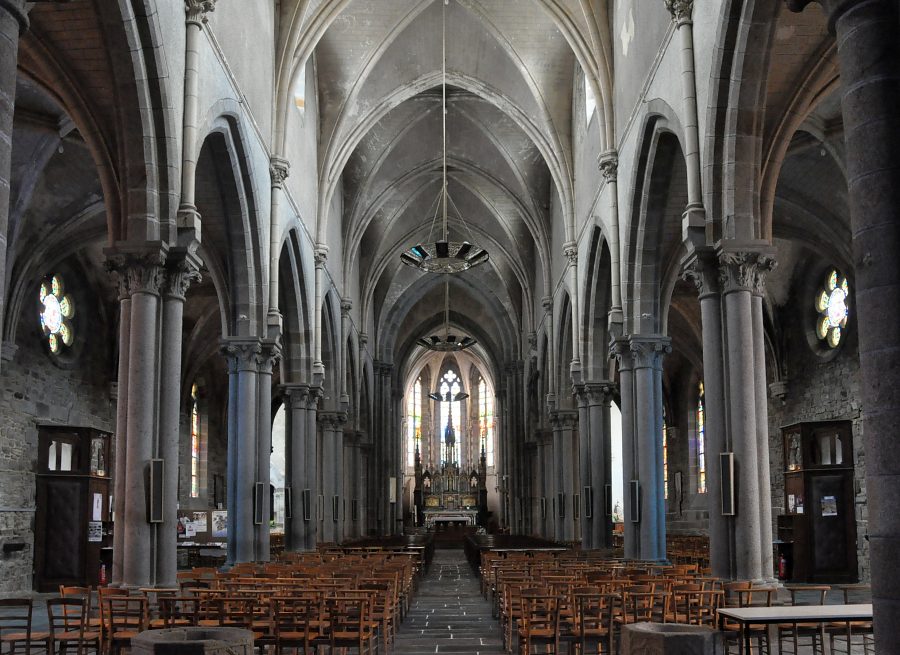 Vue d'ensemble de la nef de l'église Notre-Dame de Combourg.