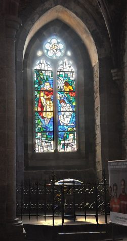 Le baptistère est illuminé par une verrière du XXe siècle