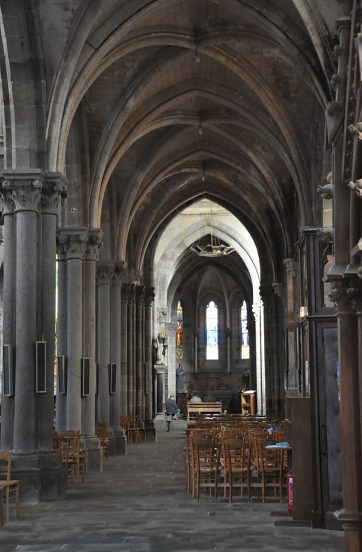 Le bas-côté sud vu depuis l'entrée de l'église.