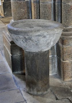 Bénitier de granit du XIIe siècle