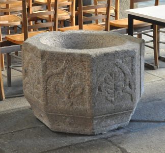 Un des deux impressionnants fonts baptismaux de l'église