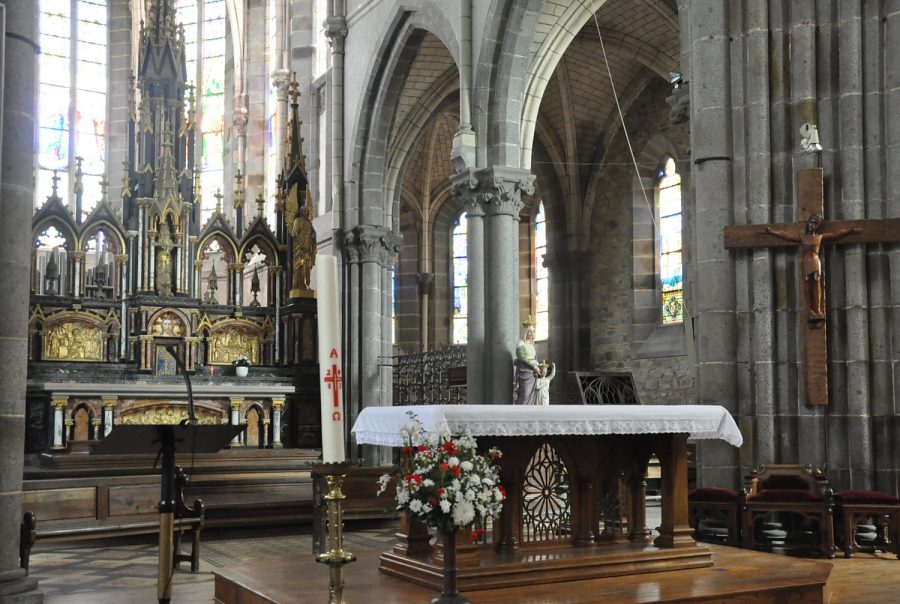 Le chœur et l'autel de messe de l'église Notre-Dame.