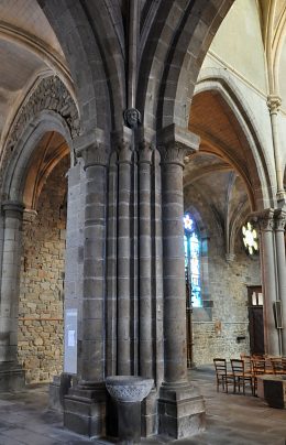 Les piliers de l'avant–nef et ceux du transept affichent, au sein de leurs chapiteaux, une tête d'homme ou de femme.
