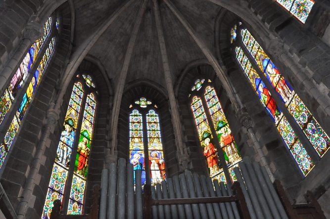 Vue d'ensemble des vitraux de l'abside.