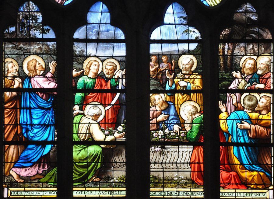 Vitrail-tableau sur quatre lancettes de l'Assomption de la Vierge.