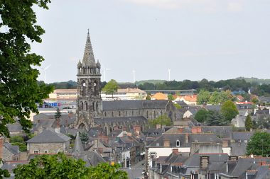 L'église au milieu des maisons vue depuis le château.