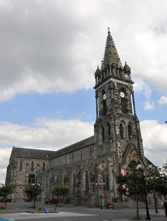 L'église est longue de 70 mètres. Son clocher culmine à 50 mètres.