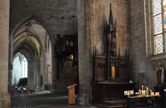 Chapelle latérale sud dans le bas–côté de la nef avec son autel néogothique dédié à saint Victor