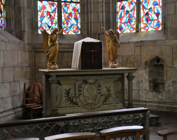 La chapelle axiale, son autel et sa piscine gothique