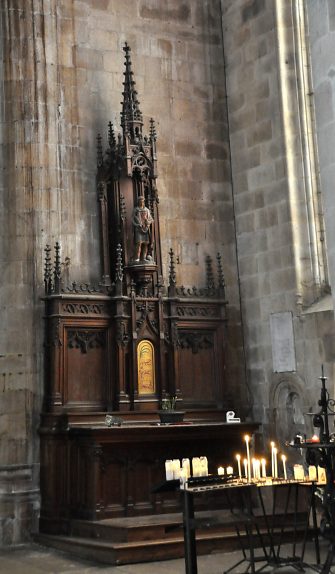 Retable de bois dans la chapelle latérale sud Saint-Victor