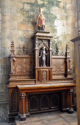 Retable du XIXe siècle dans une chapelle sud du déambulatoire