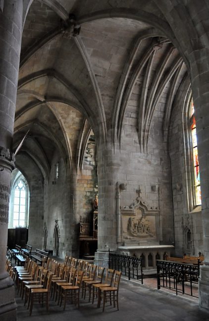 Le déambulatoire sud avec deux chapelles