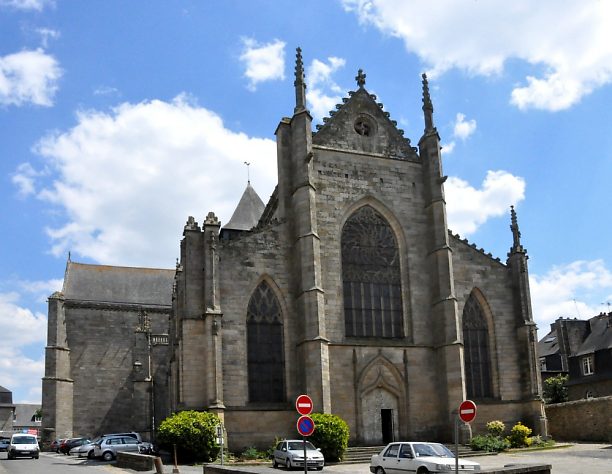 Vue extérieure avec la façade occidentale du XIXe siècle