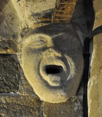 Sculpture romane près de la tribune d'orgue