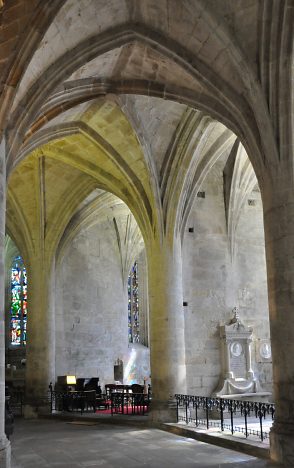 Le déambulatoire sud et deux chapelles