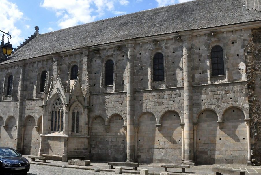 Le côté sud, de type roman, est la partie la plus ancienne de la basilique