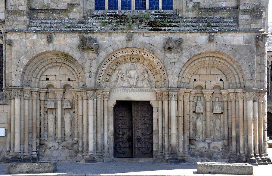 Le premier niveau de la façade occidentale de la basilique date de l'époque romane