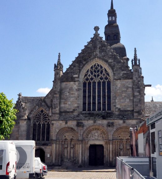 Façade occidentale de la basilique. La partie basse date de l'époque romane