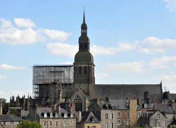 La basilique Saint-Sauveur et son chevet en restauration en 2013