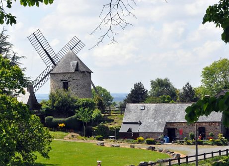 Le Moulin du Tertre, construit en 1842, est inscrit aux Monuments historiques.