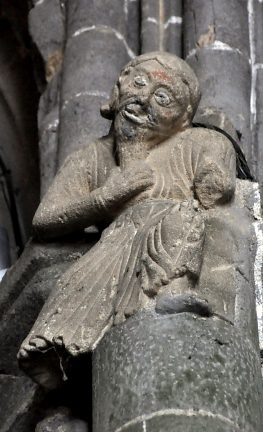 Personnage sculpté sur une colonne en délit rompue