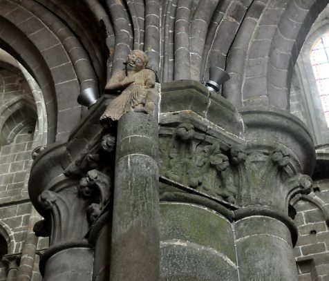 Colonne rompue en dlit surmontée d'un personnage (bas-côté)